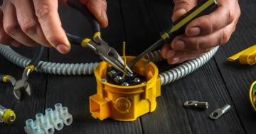 Montáže a elektroinstalace pro byty, domy i firmy. Zásuvky, jističe, rozvaděče, světla. Rychle, čistě, férově